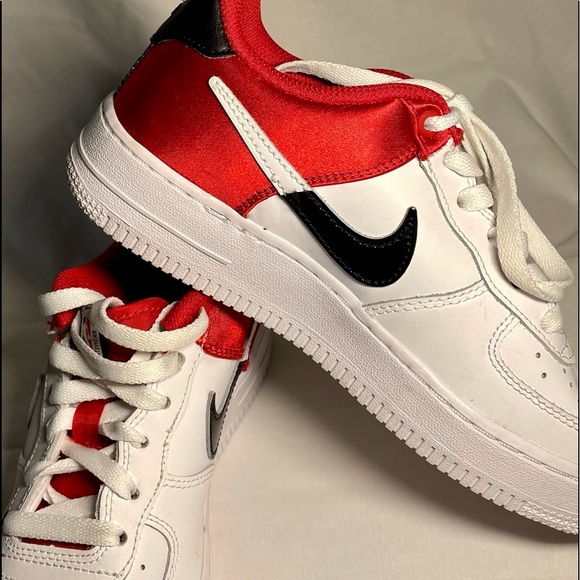 Nike Air Force One- excellent condition, barely worn. Youth size 4 - Picture 1 of 4